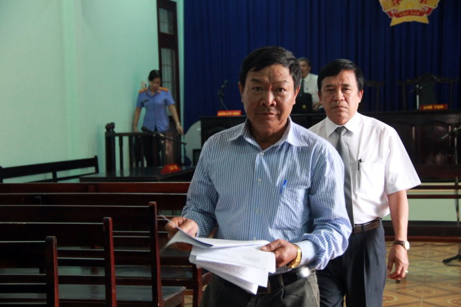 Ông Nguyễn Quang Hoa (trái) và luật sư Tạ Quang Tòng - Đoàn luật sư Đắk Lắk, người bảo vệ quyền và lợi ích hợp pháp cho ông - rời phiên tòa                         - Ảnh: Trung Tân
