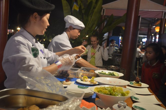 Đầu bếp Việt Nam thể hiện tài năng tại liên hoan ẩm thực - Ảnh: Thanh Ba