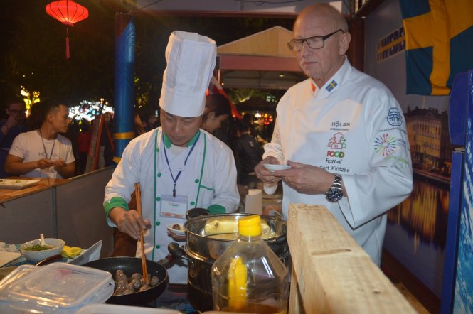Các đầu bếp tranh tài tại Liên hoan ẩm thực quốc tế Hội An lần thứ nhất - Ảnh: Thanh Ba