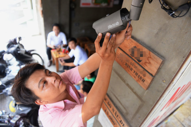 Nhân viên cửa hàng bán camera lắp đặt cho người dân ở quận Bình Thạnh, TP.HCM   - Ảnh: Hữu Khoa