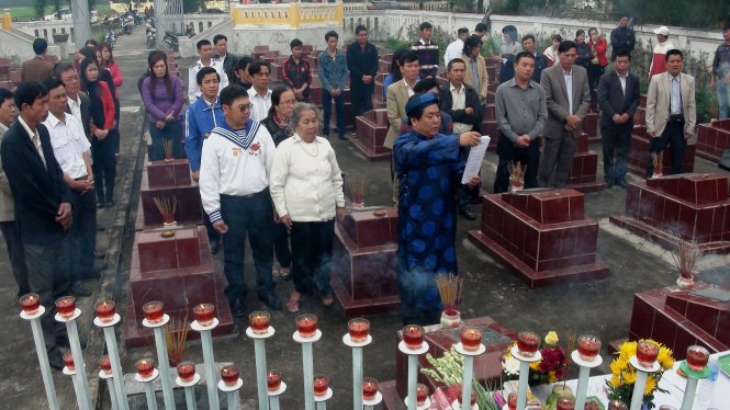 Lễ tưởng niệm 64 liệt sĩ Gạc Ma được tổ chức tại phần mộ anh hùng liệt sĩ Trần Văn Phương sáng 14-3   - Ảnh: Quốc Nam