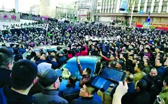 Hàng ngàn lao động ngành khai thác mỏ ở tỉnh Hắc Long Giang xuống đường biểu tình đòi tăng lương - Ảnh:scmp