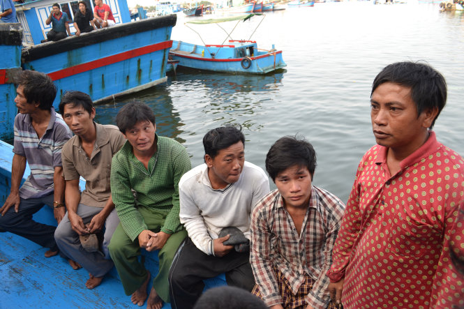 Chủ tàu Nguyễn Tèo (phải) cùng năm thuyền viên bị tàu sắt có chữ Trung Quốc tông chìm ở biển Hoàng Sa khi vừa về cảng cá Hòn Rớ chiều 15-3 - Ảnh: Duy Thanh