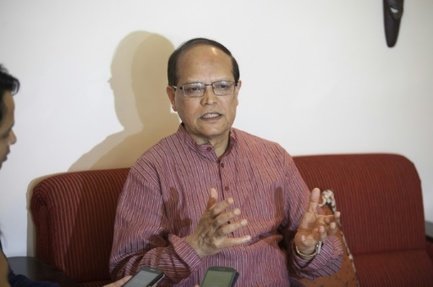 Thống đốc Atiur Rahman giãi bày với nhà báo tại nhà riêng ở Dhaka ngày 15-3 - Ảnh: AFP