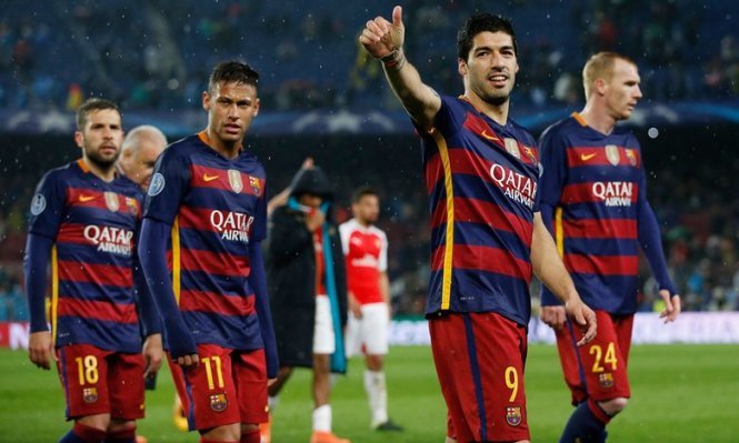 Suarez (thứ 2 từ phải sang) lập công giúp Barca thắng trận. Ảnh: Carl Recine