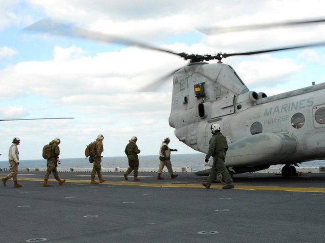 Lính thủy quân lục chiến Mỹ đang di chuyển lên chiếc trực thăng CH-46E Sea Knight - Ảnh:US Navy