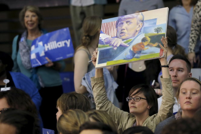 Người ủng hộ tỉ phú Trump tìm cách “quấy rối” tại cuộc vận động của bà Hillary Clinton - Ảnh: Reuters