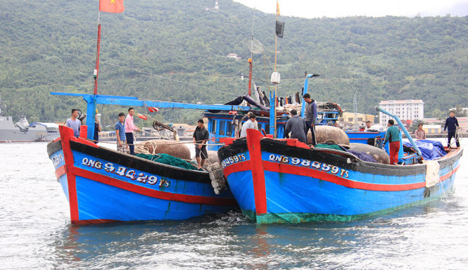 Tàu QNg 98459 của ông Huỳnh Văn Thạch cùng 10 ngư dân được tàu cá QNg 94429 lai dắt về tới đồn biên phòng Mân Quang, Đà Nẵng - Ảnh: Trường Trung