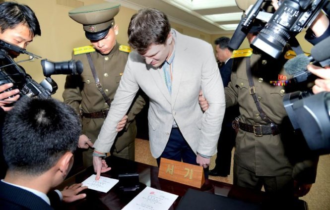 Sinh viên người Mỹ Otto Warmbier tại một phiên tòa xét xử ở Triều Tiên - Ảnh: AFP
