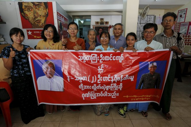 Các thành viên đảng cầm quyền NLD chụp ảnh tại trụ sở chính ở Yangon - Ảnh: Reuters