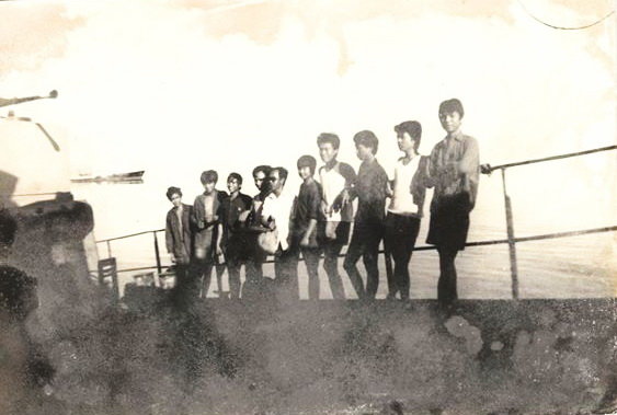 Trên con tàu HQ-505 tả tơi đạn pháo, 10 người lính hải quân ở lại để bảo vệ quốc kỳ, bảo vệ Cô Lin - Ảnh: Nguyễn Trọng Tâm chụp tháng 3-1988