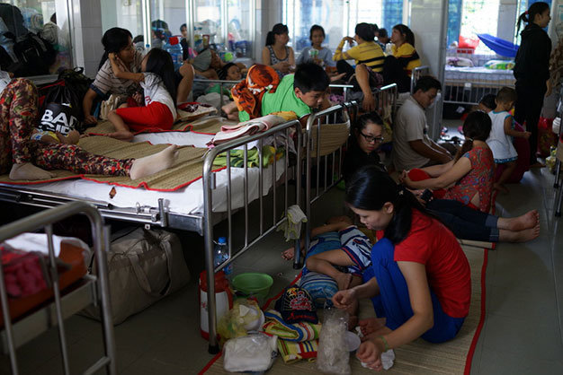 Tại Bệnh viện Nhi Đồng 1, bệnh nhi và thân nhân nằm ngồi chật cứng