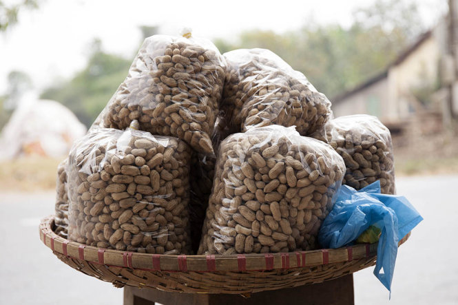 Món đậu phọng khô bán ven đường - Ảnh: Trân Duy