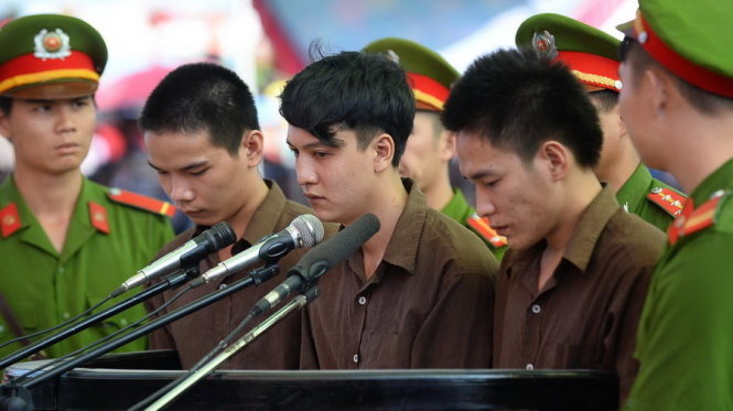 Vũ Văn Tiến (ngoài cùng bên trái) - Nguyễn Hải Dương và Trần Đình Thoại tại phiên tòa sơ thẩm. Dương và Tiến đã bị kết án tử hình