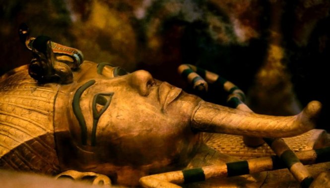 Chiếc mặt nạ nổi tiếng được táng theo vua Tutankhamun - Ảnh: CNET