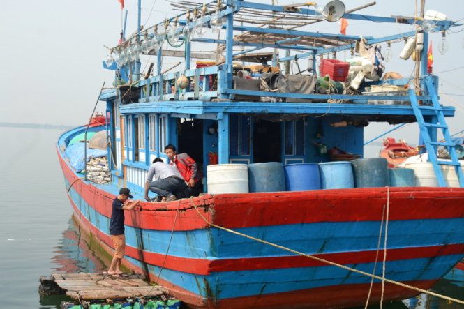 Tàu cá của ông Trần Sinh đang nằm lại bến để sửa chữa - Ảnh: Lê Trung