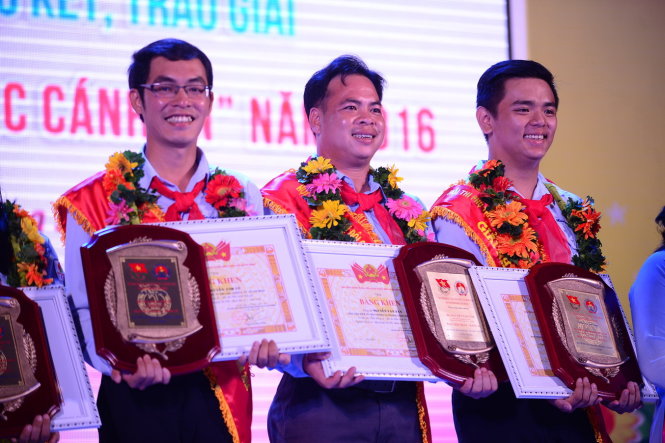 Ba phụ trách Đội đoạt giải cao nhất “Én vàng” (từ trái qua): Nguyễn Anh Vũ, Nguyễn Văn Tán và Trương Đăng Quang - Ảnh: Quang Định