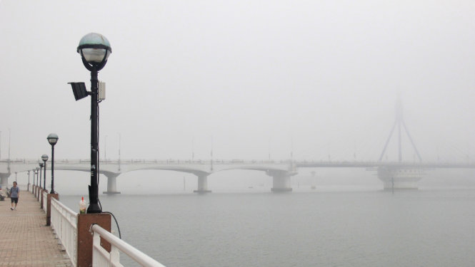 Cầu sông Hàn trong sương mù - Ảnh: Trường Trung