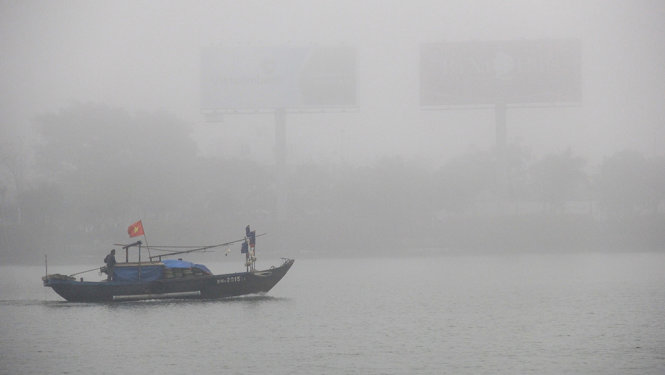 Một tàu đánh cá trong sương trên sông Hàn - Ảnh: Trường Trung