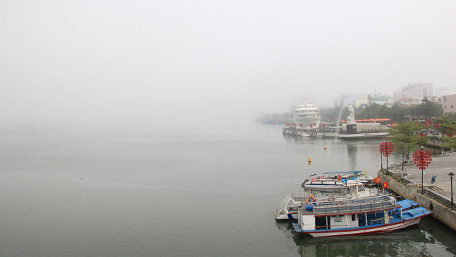Sông Hàn mờ sương sáng nay (ảnh chụp trên cầu Rồng) - Ảnh: Trường Trung