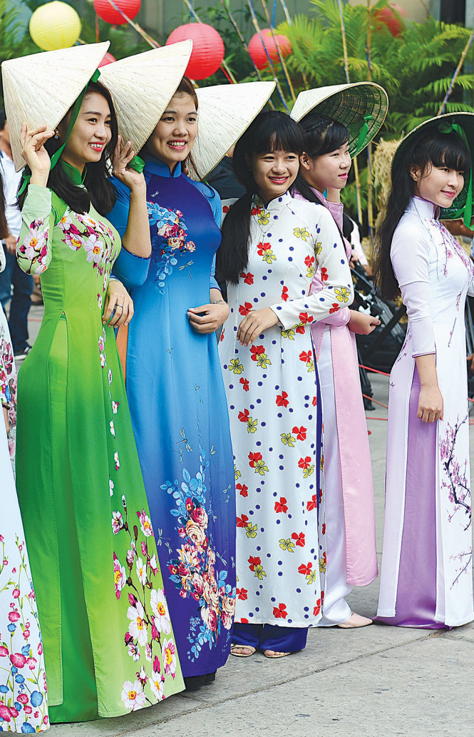 Phụ nữ Việt Nam trong tà áo dài tại khai mạc Lễ hội áo dài lần 3 ở TP.HCM - Ảnh: Quang Định