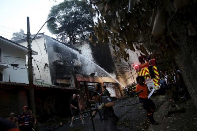 Lính cứu hỏa Brzail đang dập lửa do vụ tai nạn gây ra- Ảnh: Reuters