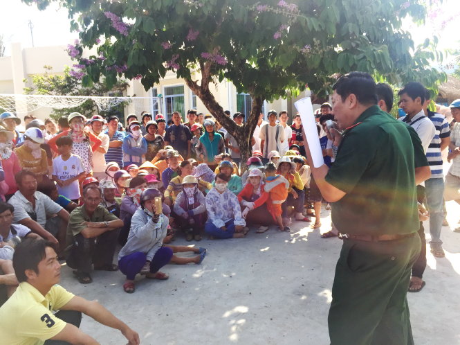 Chỉ huy bộ đội biên phòng hai tỉnh Cà Mau và Kiên Giang đối thoại với ngư dân Kiên Giang phản ảnh về tình trạng cát cứ, mua bán 
ngư trường trong sáng 20-3 - Ảnh: Nguyễn Triều