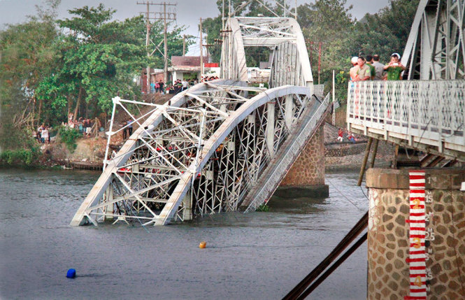 Cầu Ghềnh 112 tuổi bắc qua sông Đồng Nai bị sà lan đâm sập trưa 20-3 làm gián đoạn tuyến đường sắt Bắc - Nam - Ảnh: Xuân An