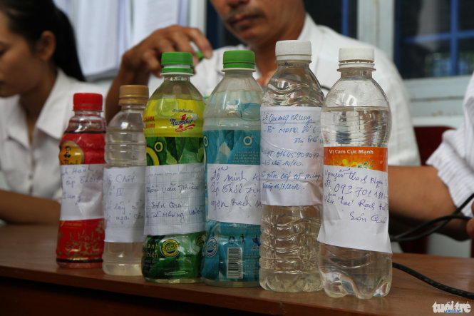 Những chai nước xếp hàng chờ đo độ mặn ở Phòng nông nghiệp và phát triển nông thôn huyện Chợ Lách, Bến Tre - Ảnh: Vân Trường