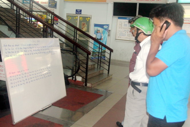 Hành khách xem bảng thông báo về sự cố sập cầu Ghềnh và kế hoạch trung chuyển tại ga Sài Gòn - Ảnh: Q.Khải