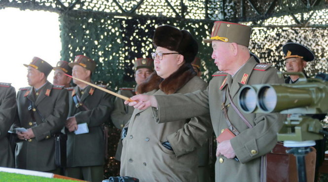 Lãnh đạo Triều Tiên Kim Jong Un thị sát diễn tập quân sự gần đây - Ảnh: Reuters