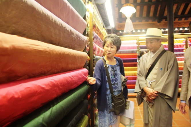 Các chuyên gia tơ lụa đến từ Nhật Bản trong một lần tham quan, tìm hiểu về tơ lụa Hội An, Quảng Nam. Ảnh: PHAN THÀNH