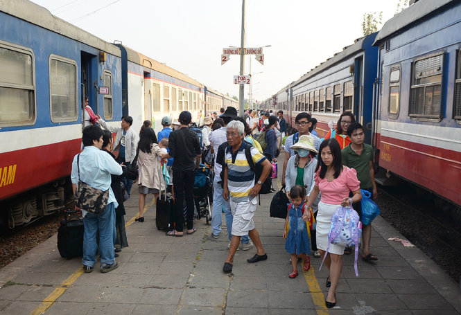 Hành khách đi từ ga Bình Thuận phải xuống tại ga Biên Hòa (Đồng Nai) rồi đi xe trung chuyển về ga Sài Gòn chiều 21-3 - Ảnh: Hữu Khoa