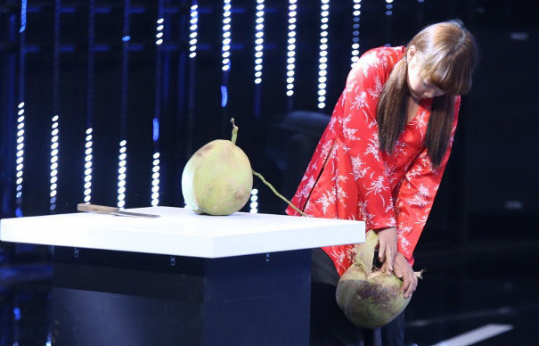 Mỹ Linh (16 tuổi) bị chảy máu tay khi thi tách vỏ dừa trong chương trình Song đấu - Ảnh: Đông Tây