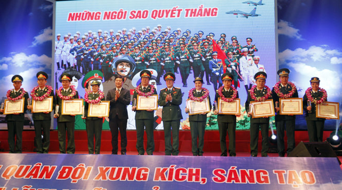 10 gương mặt trẻ tiêu biểu toàn quân 2015 - Ảnh: Nam Trần