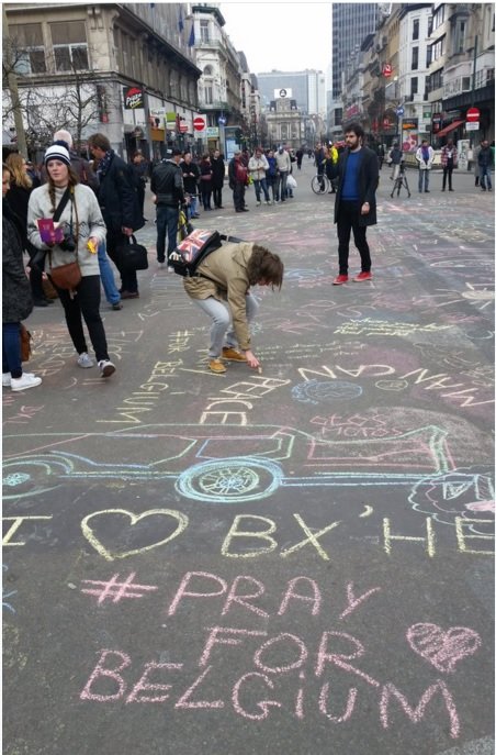 Nhiều người dân đến vẽ lời chia buồn trên quảng trường ở Brussels - Ảnh chụp lại màn hình