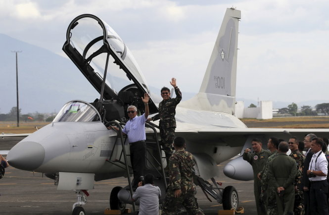 Bộ trưởng Quốc phòng Philippines Voltaire Gazmin (trái) trong lần ra thăm máy bay mới trang bị ở căn cứ không quân Clark hồi tháng 11-2015 - Ảnh: Reuters