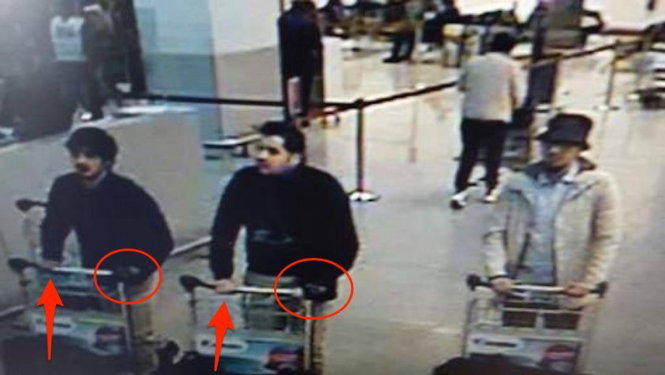 Hình ảnh ba nghi phạm từ camera an ninh cho thấy điều bất thường ở hai tên mặc áo sậm màu - Ảnh: Cảnh sát Bỉ