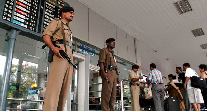 Lực lượng an ninh Ấn Độ canh gác tại sân bay - Ảnh: AP