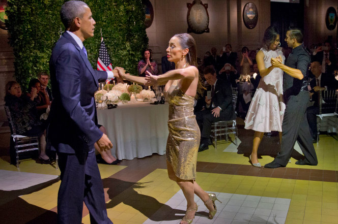 Đệ nhất phu nhân Michelle cũng được mời nhảy tango - Ảnh: AP