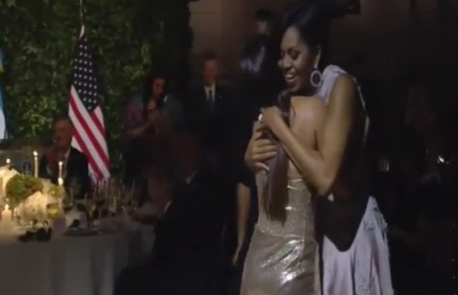 Nữ vũ công tới chào hỏi bà Michelle sau khi kết thúc điệu nhảy - Ảnh chụp từ clip