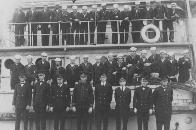 Thủy thủ đoàn tàu USS Conestoga vào đầu năm 1921 - Ảnh: Reuters