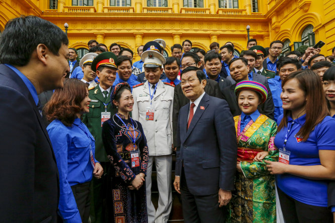 Chủ tịch nước nói chuyện với các Đại biểu trước khi vào hội trường - Ảnh: Việt Dũng