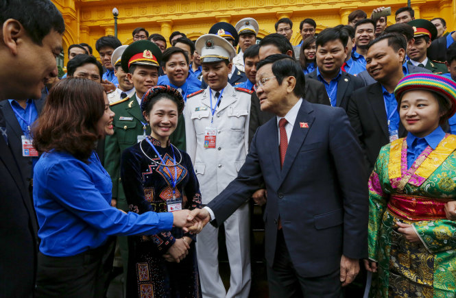 Chủ tịch nước ra tận phía ngoài cầu thang để đón chào các đại biểu - Ảnh: Việt Dũng