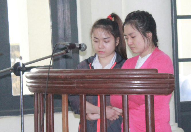Hai bị cáo Liên và Minh tại phiên tòa - Ảnh: Đức Hiếu