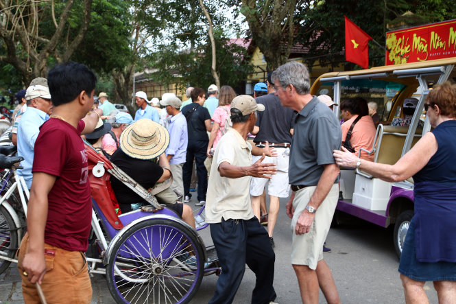 Những người đạp xích lô tranh giành khách lộn xộn trước cổng Hiển Nhơn (Đại Nội) - TP Huế - Ảnh: Ngọc Dương