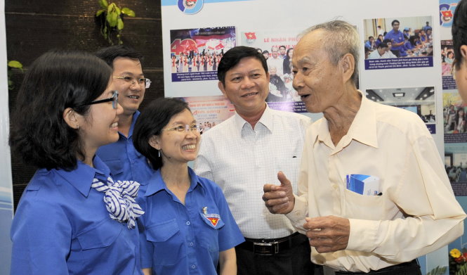 Ông Lê Hồng Tư, nguyên phó chủ tịch Liên đoàn Lao động TP.HCM, nay đã 81 tuổi, kể chuyện về ngày vào Đoàn cách đây hơn 60 năm cho các đoàn viên  - Ảnh: Tự Trung