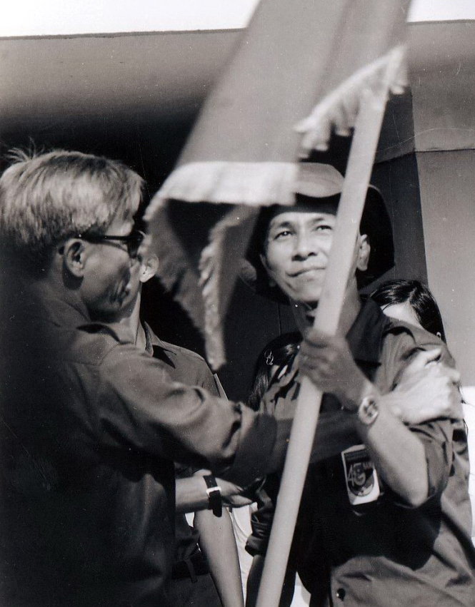 Chủ tịch Ủy ban nhân dân cách mạng TP.HCM Võ Văn Kiệt trao lá cờ truyền thống của Đoàn cho tuổi trẻ thành phố trong lễ xuất quân của lực lượng Thanh niên xung phong ngày 28-3-1976 - Ảnh: tư liệu Tuổi Trẻ