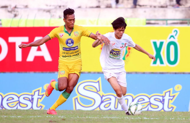 Hoài Xuân (trái) chơi chắc chắn góp phần giúp Đồng Tháp thắng HAGL 2-1 ở vòng 4 V-League 2016 - Ảnh: N.K.