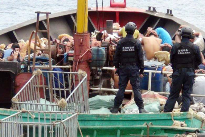 Chiếc tàu của Trung Quốc cùng toàn bộ 41 thành viên bị tuần duyên Đài Loan bắt giữ ngày 23-3 vì khai thác san hô trái phép và săn trộm rùa biển - Ảnh: Cục Tuần duyên Đài Loan